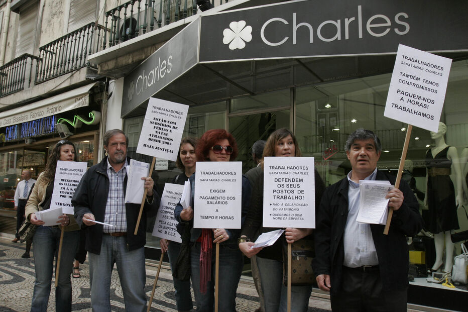Charles acusada de não pagar salários