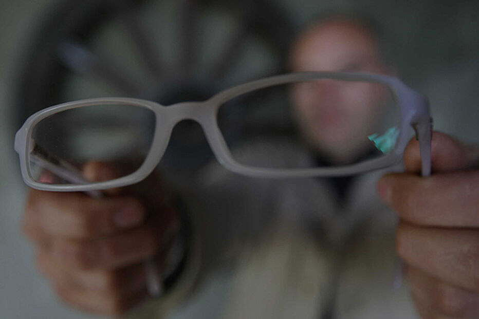 Aluno parte óculos de professor