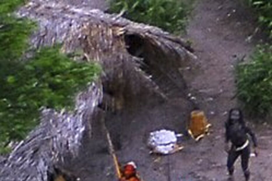 Tribo selvagem fotografada do ar   