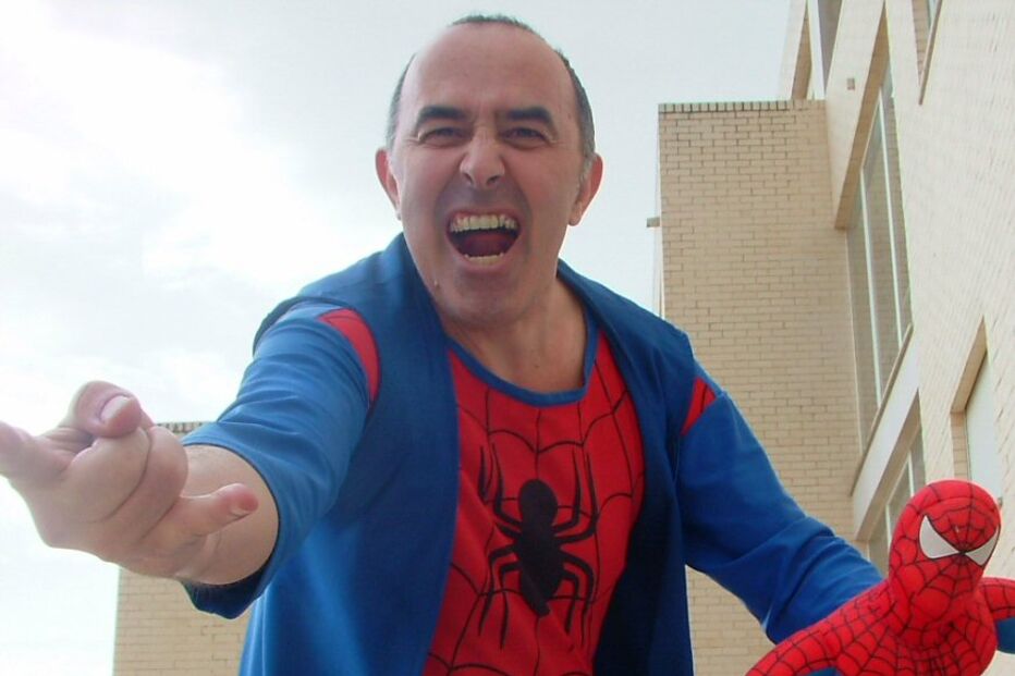 Homem-Aranha dança em Ibiza