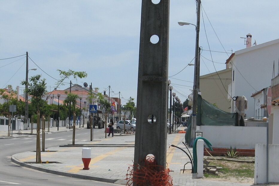 Poste no meio da estrada no Carvalhal