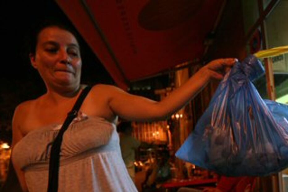 Travesti queima seis com ácido