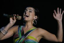 Nelly Furtado foge do palco