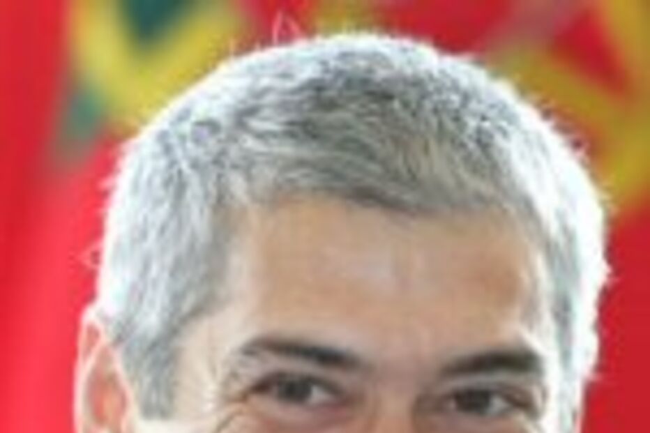 Sócrates visita Luanda