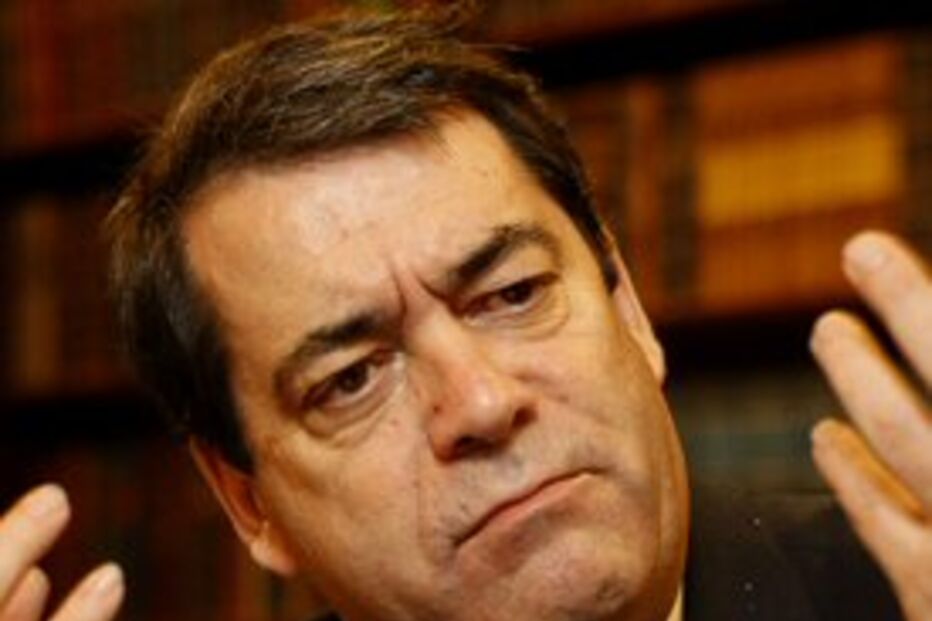 Ordem aperta cerco a Marinho