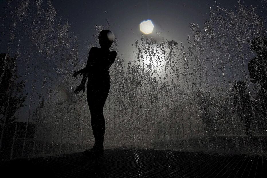 Um jovem refresca-se numa das fontes da Exposição Internacional de Saragoça, cujo tema é a água, em Saragoça, uma cidade espanhola que atravessa uma fase de grande subida das temperaturas. (Jorge Zapata, EPA)