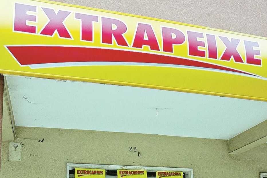 Duo assalta loja à mão armada