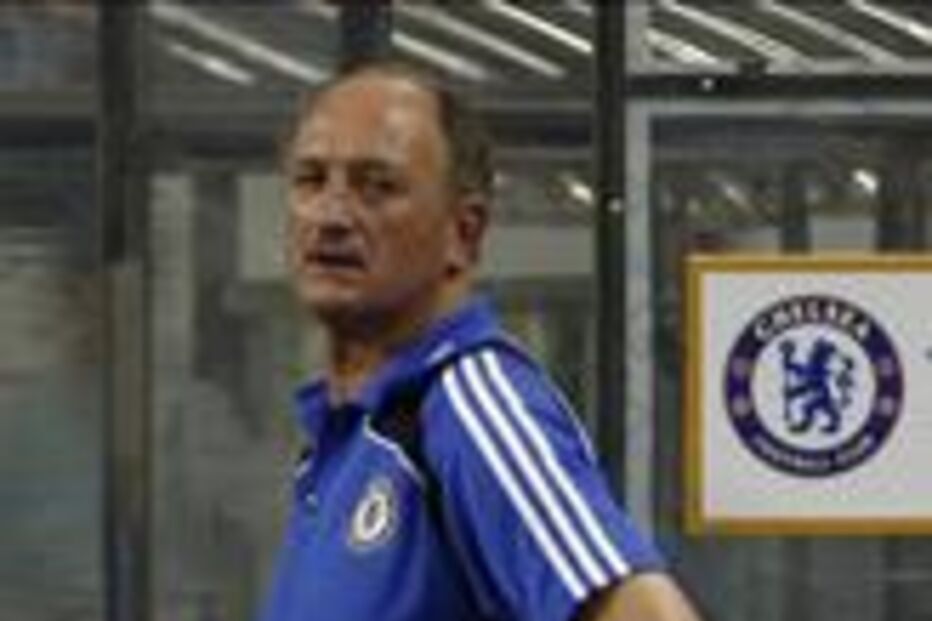 Chelsea goleia na estreia de Scolari
