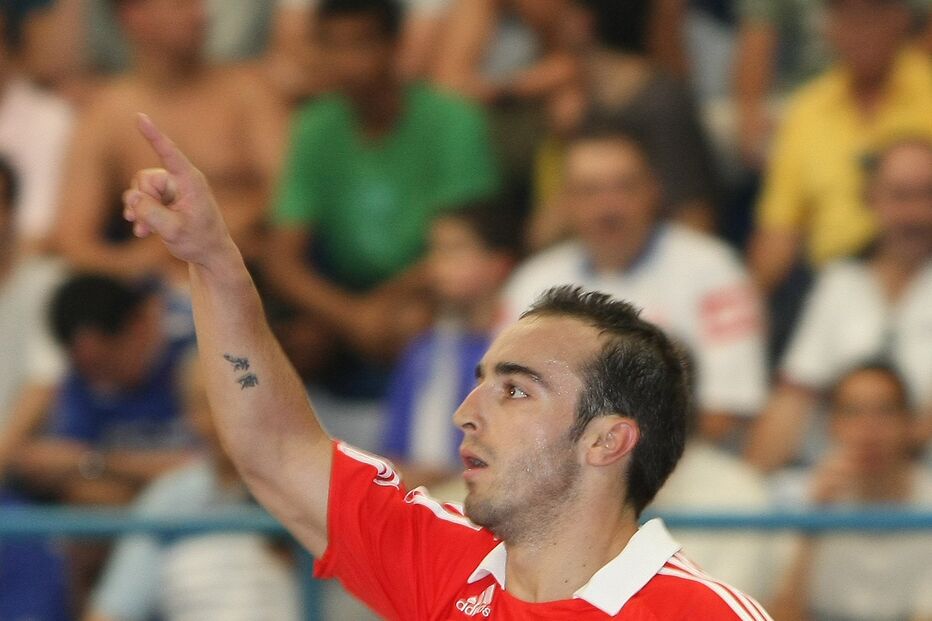 Ricardinho fica por 15 mil/mês   