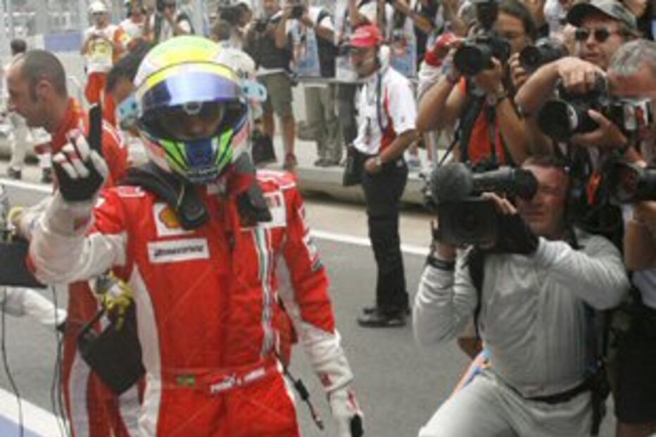 Felipe Massa sai na frente 