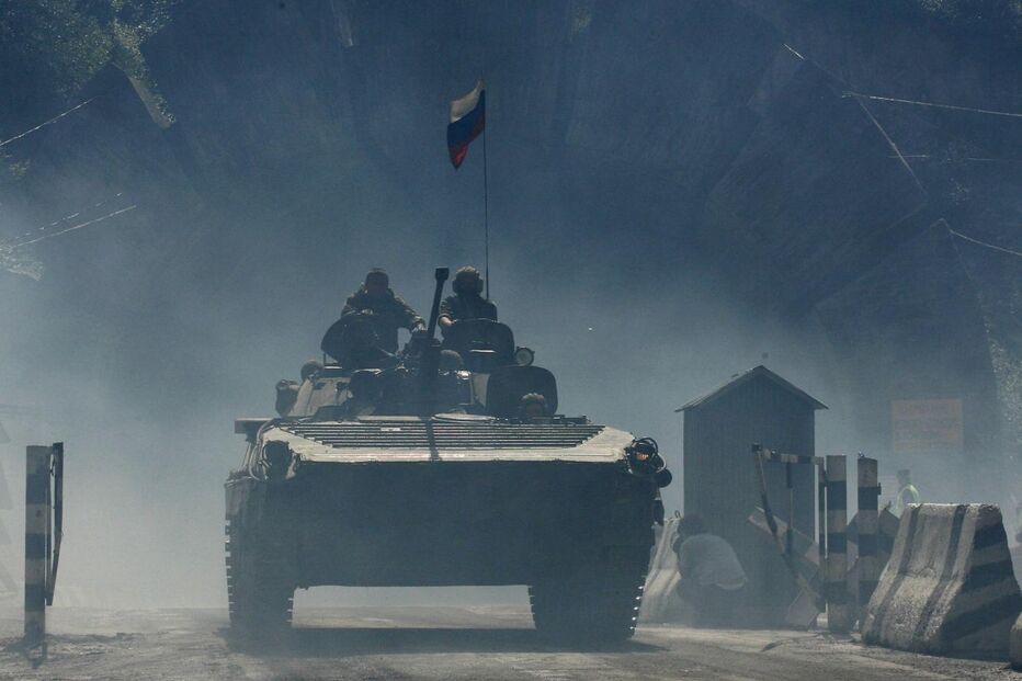 Um tanque do Exército russo atravessa a Ossétia do Sul a caminho da fronteira com a Rússia. (Sergei Karpukin / Reuters).
