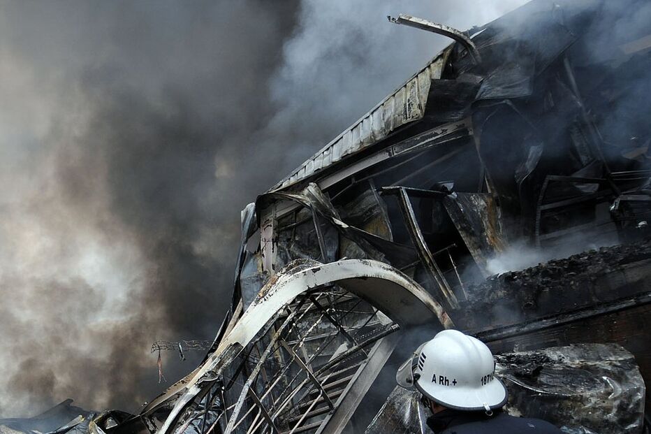 Incêndio em fábrica faz quatro feridos