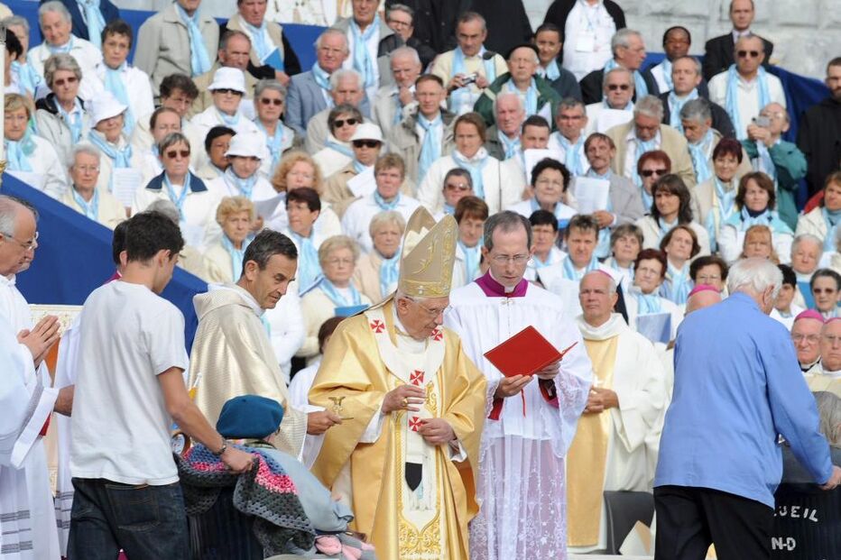 Bento XVI unge doentes 