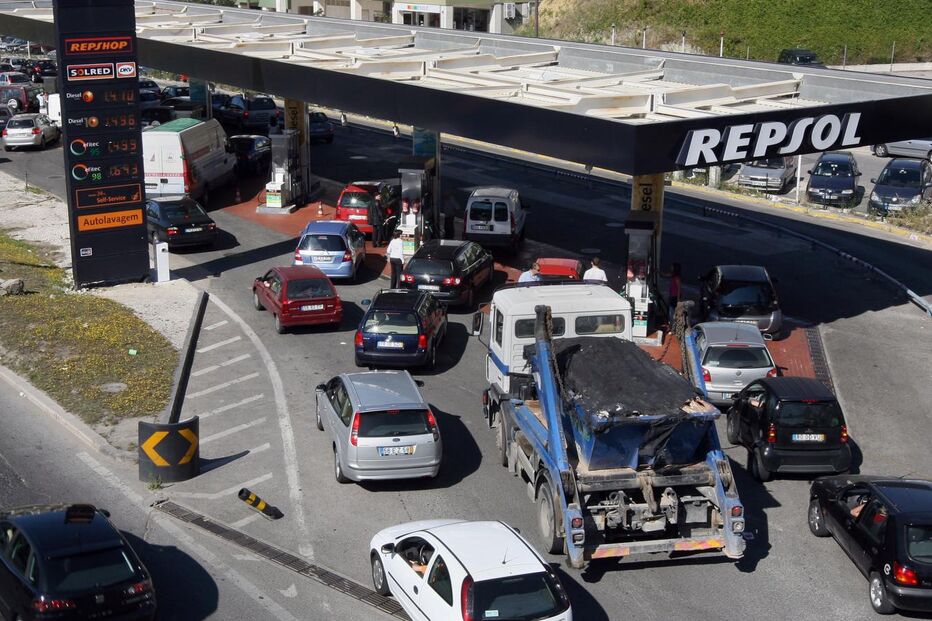 Petróleo cai 38% e a gasolina 4,4%