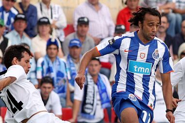 Dragão implacável com bis de Farías