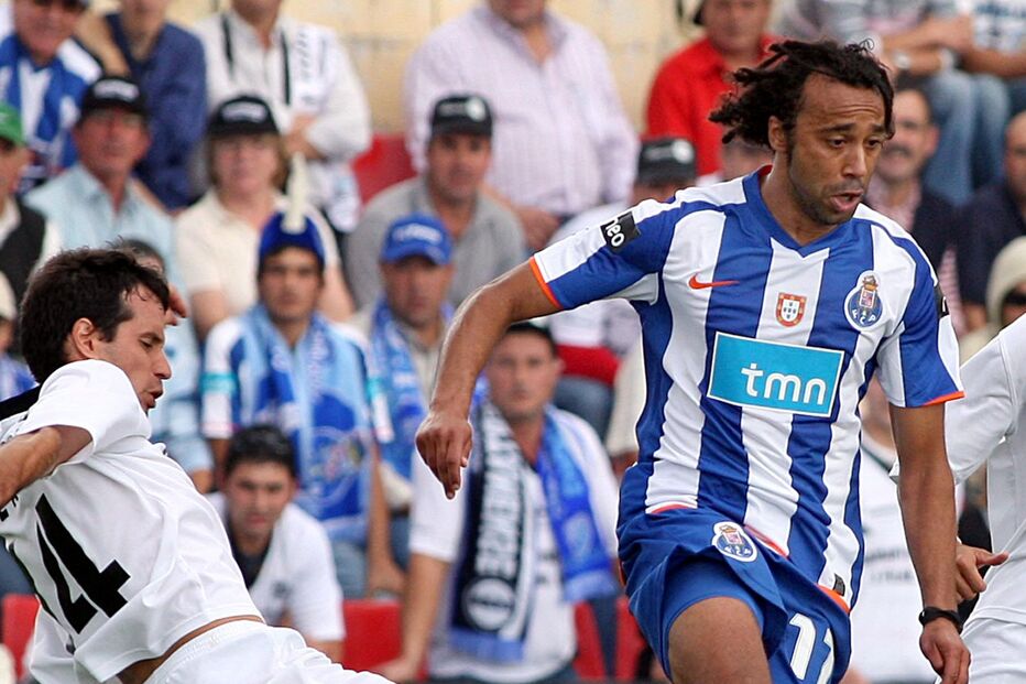 Dragão implacável com bis de Farías