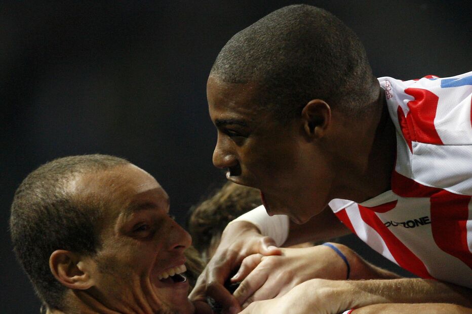 Apito mentiroso não evita lenços