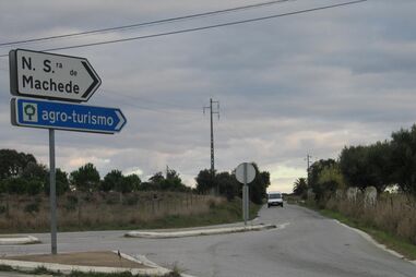 Estrada degradada em Évora