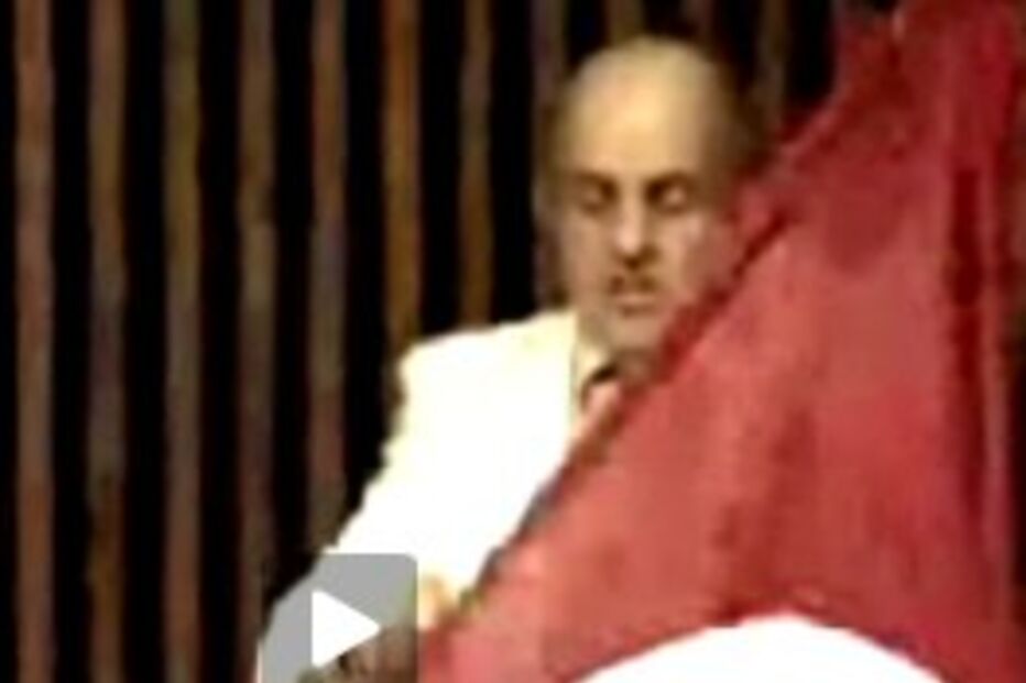 Deputado do PND exibe bandeira nazi 