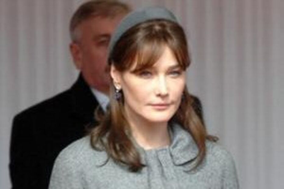 Carla Bruni faz críticas a Berlusconi