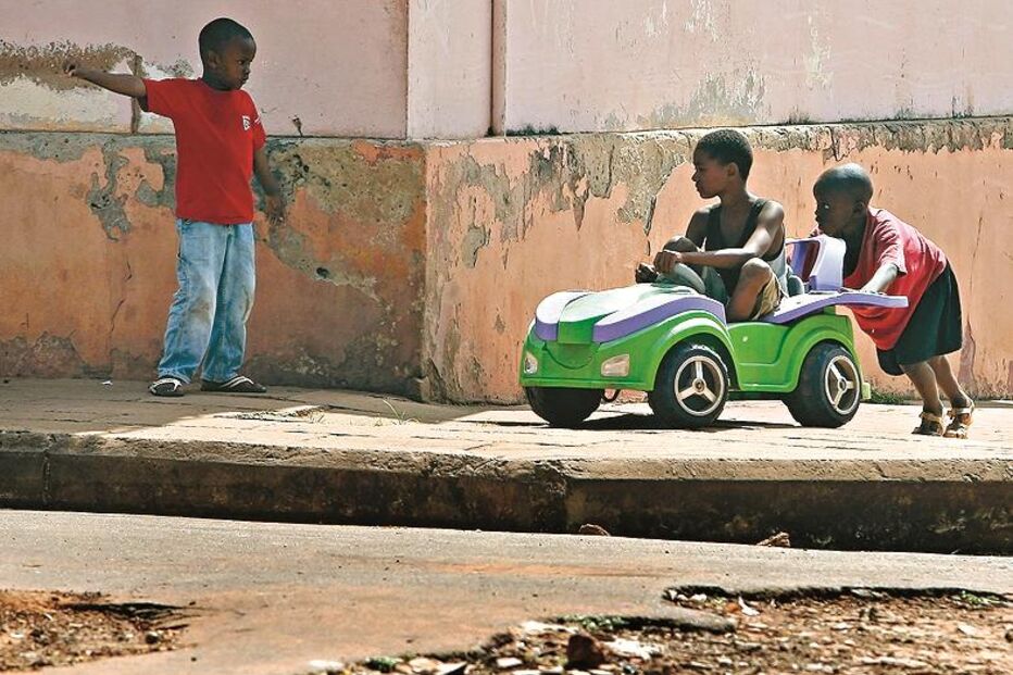 Crianças guineenses brincam nas ruas de Bissau. O país vai às urnas no próximo domingo, à procura da estabilidade que lhe permita desenvolver infra-estruturas, nomeadamente escolas, hospitais e estradas. (Tiago Petinga, Lusa)