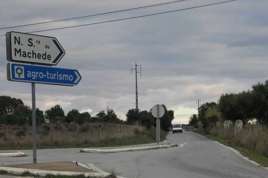 Estrada degradada em Évora