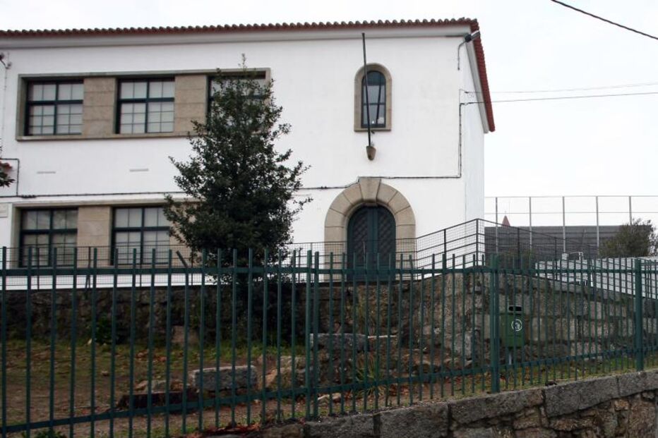 Escola com porta para via perigosa