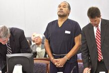 O ex-jogador de futebol americano OJ Simpson foi ontem condenado a uma pena de até 33 anos de prisão por rapto e roubo em Las Vegas. Passados nove anos, poderá requerer liberdade condicional. (Issac Brekken / Reuters)