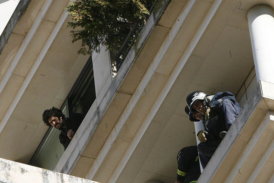 Empregada cai para terraço ao limpar vidros de casa