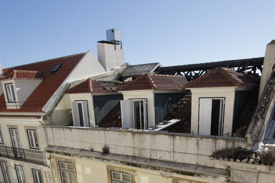 Incêndio intoxica mulher e destrói telhado