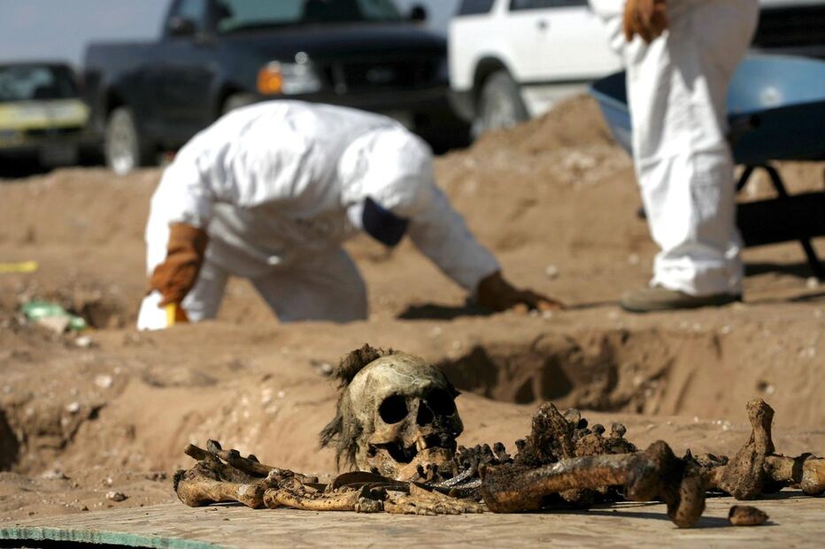 Cientistas forenses desenterram restos mortais de uma vala comum do cemitério municipal da Cidade Juarez, no México, onde foram enterradas centenas de pessoas entre 1995 e 2004. Os investigadores já conseguiram identificar 150 dos 800 corpos descobertos. (J. Guadalupe Juarez)