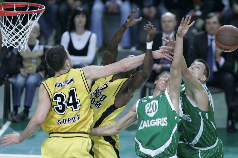 Vários jogadores disputam a posse da bola durante um encontro da Euroliga masculina de basketball em Kaunas, na Lituânia. (Ints Kalnins, Reuters)
