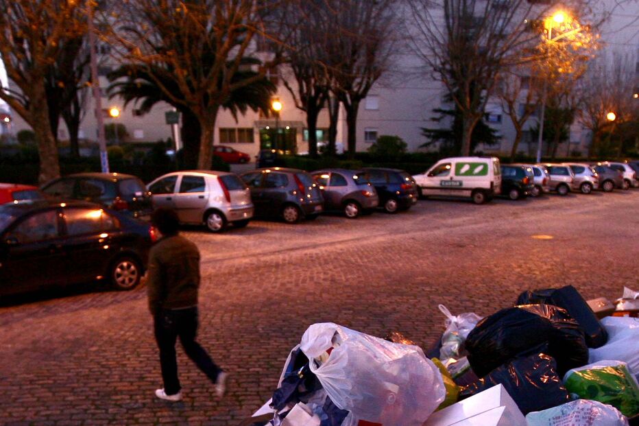 Lixeiros em greve deixam Porto sujo