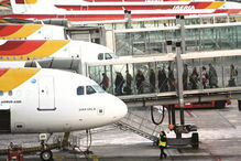 O Aeroporto de Barajas, em Madrid (Espanha), retomou ontem as operações normais, após dois dias de caos provocado pelo mau tempo, que afectou mais de 45 mil passageiros. (SUSANA VERA/REUTERS)
