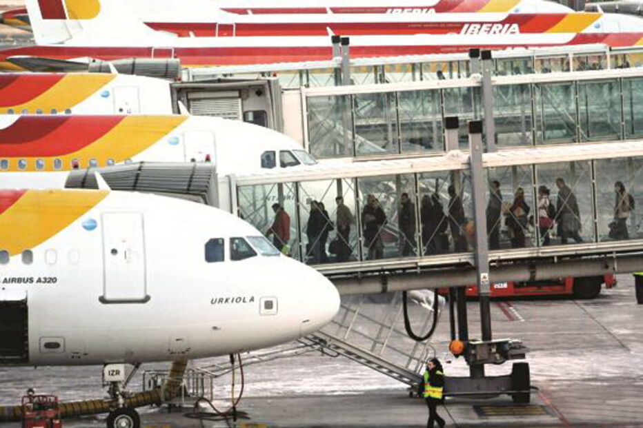 O Aeroporto de Barajas, em Madrid (Espanha), retomou ontem as operações normais, após dois dias de caos provocado pelo mau tempo, que afectou mais de 45 mil passageiros. (SUSANA VERA/REUTERS)
