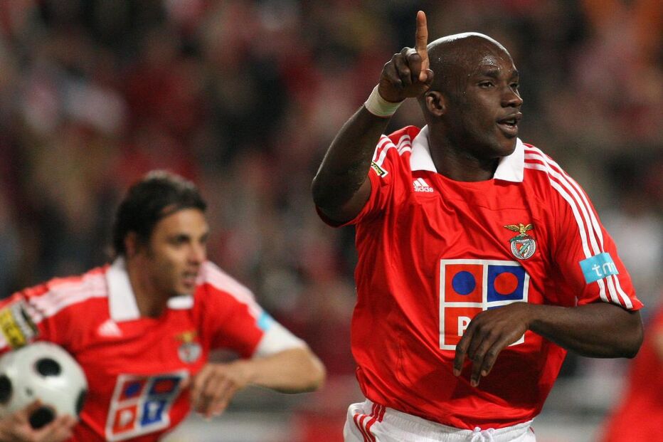 Zoro complica saída da Luz