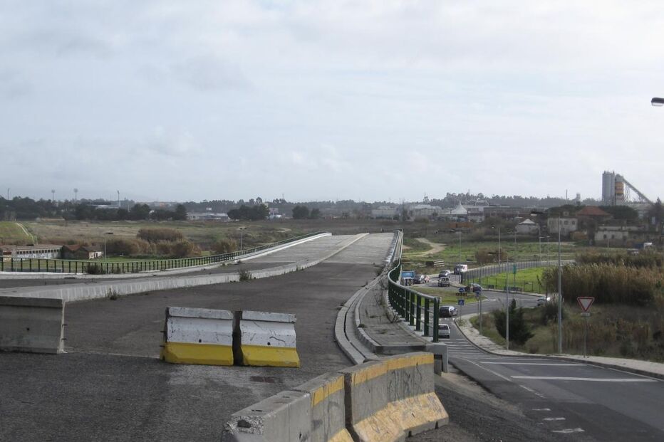 Viaduto sem uso no Seixal