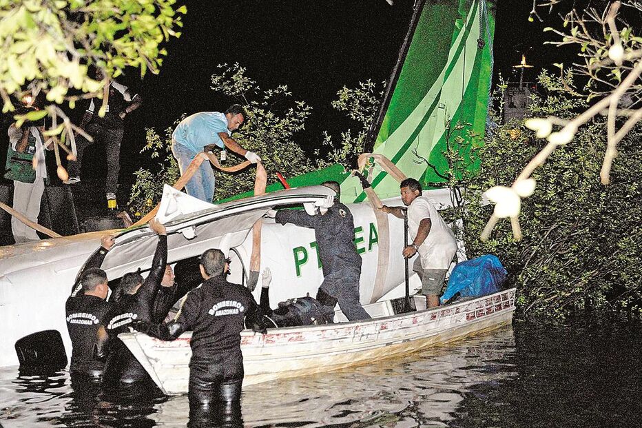 Avião despenha-se em rio da Amazónia
