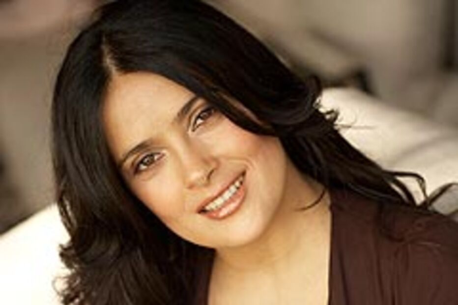 Salma Hayek amamenta bebé na Serra Leoa (COM VÍDEO)