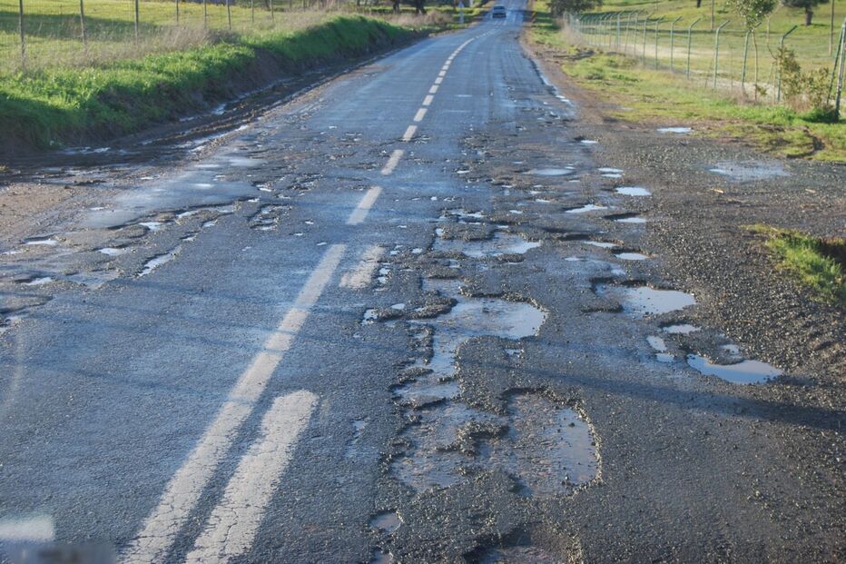 Estrada esburacada em Moura