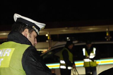 Tentou atropelar guardas