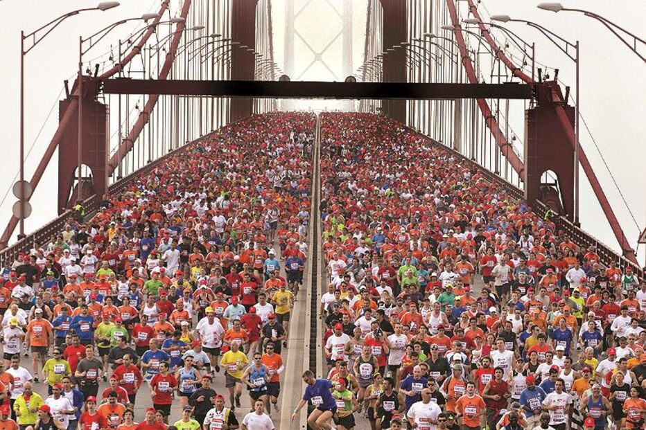 Cerca de 35 mil participantes atravessaram ontem a Ponte 25 de Abril na 19.ª Meia-Maratona de Lisboa. (d.r.)