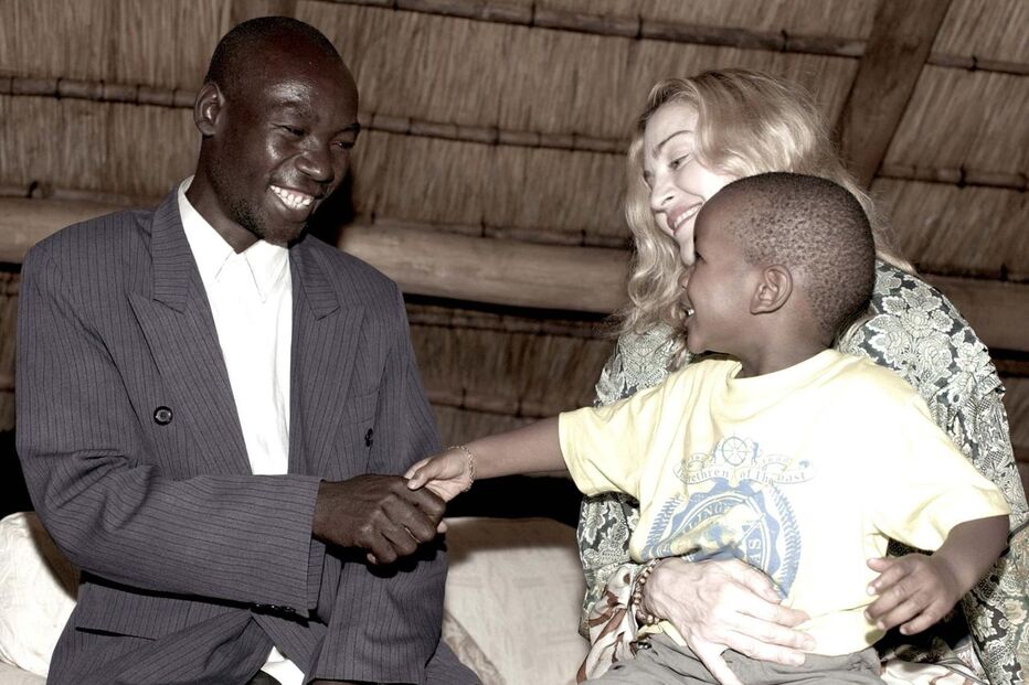 A cantora norte-americana Madonna, que está no Malawi a tentar adoptar uma menina, levou o seu filho David Banda, de três anos, a visitar o pai biológico, Yohane Banda. (Tom Munro, Reuters)