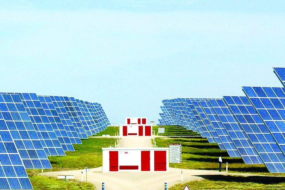 A maior central solar fotovoltaica do Mundo situada na Amareleja, no distrito de Beja, está equipada com 2520 seguidores solares e 104 painéis fotovoltaicos. A central tem a capacidade de produzir 46,1 megawatts, o que é suficiente para abastecer 35 mil habitações. (Nuno Veiga / Lusa)