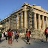 <![CDATA[ Homem esfaqueia dois turistas perto da Acrópole em Atenas ]]>