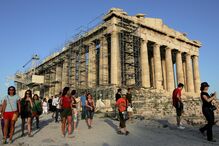 Homem esfaqueia dois turistas perto da Acrópole em Atenas 