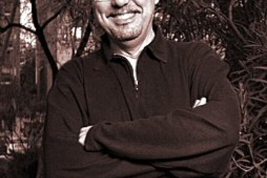 Carlos Mendes traz nostalgia em concerto 