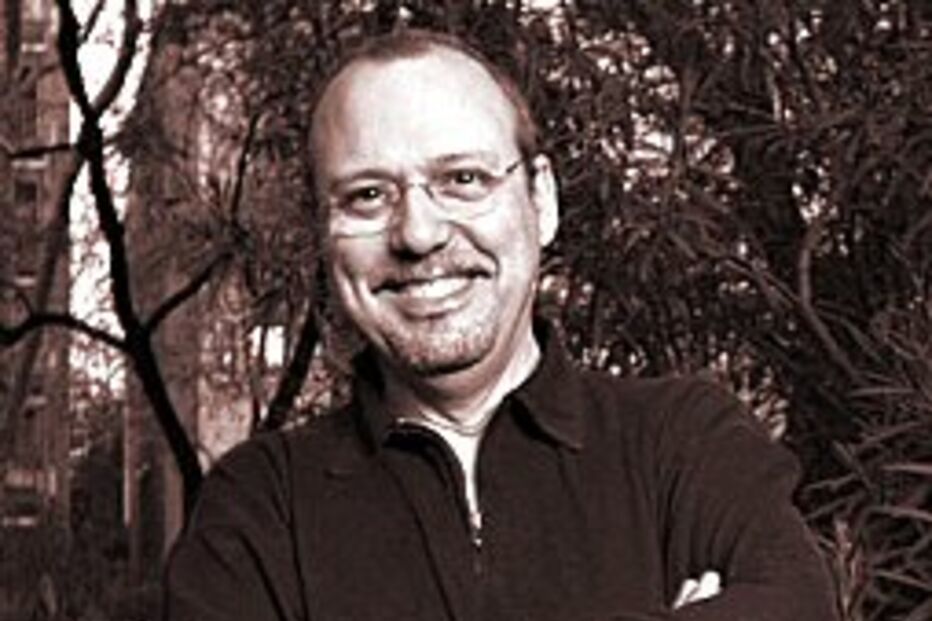 Carlos Mendes traz nostalgia em concerto 