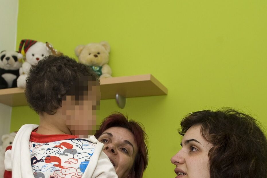 Arrumador rouba bebé do colo da mãe