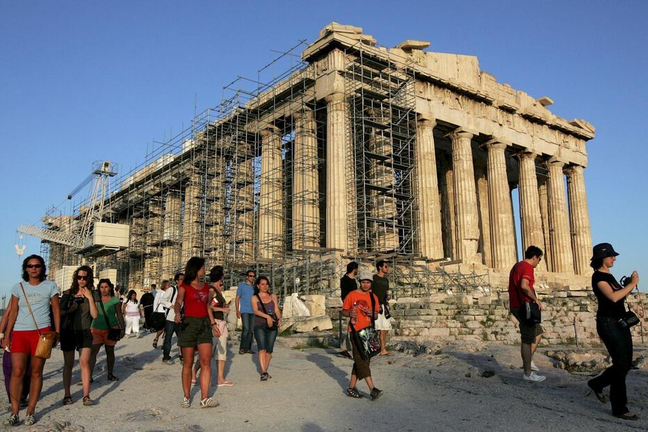 Turistas visitam o Acrópole de Atenas, um dos pontos mais carismáticos da Grécia, que está a sofrer obras de reparação. (Orestis Panagiotou/Epa)